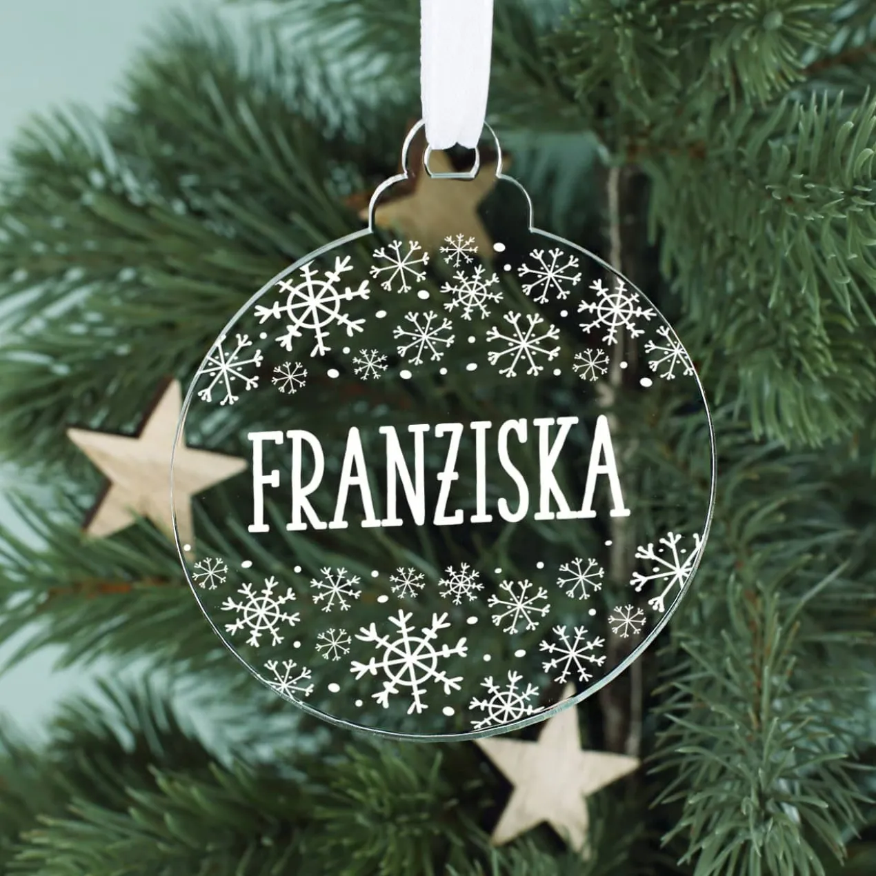 Acryl-Christbaumkugel mit Name und Schneeflocken bedruckt