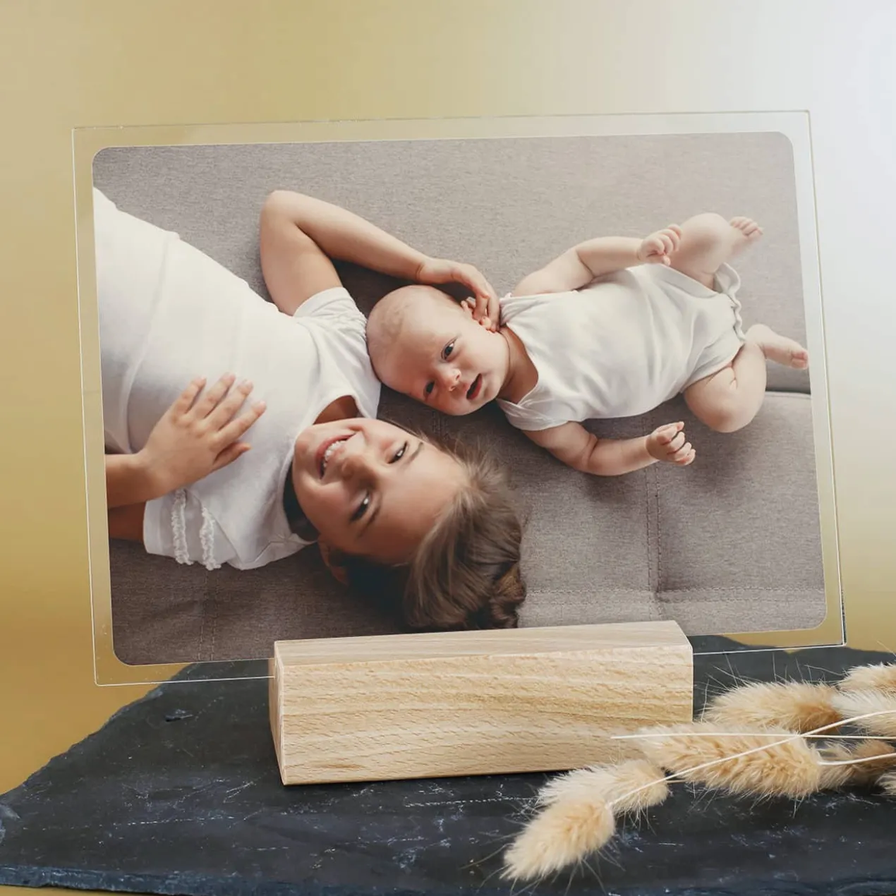 Acrylglasfoto mit Ihrem Wunschbild auf einem Holzsockel