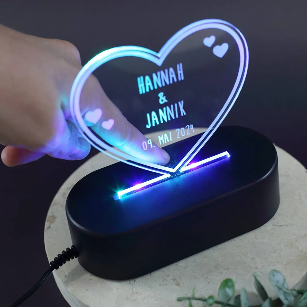 Acryllampe zum Valentinstag in Herzform mit Namen und Datum