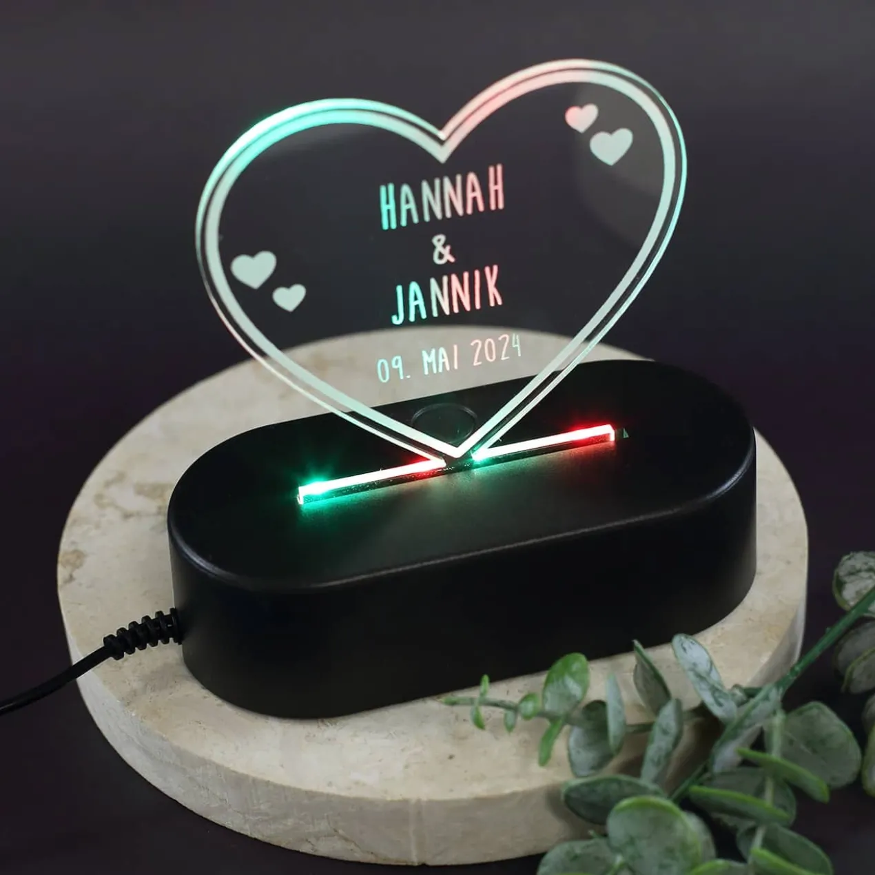 Acryllampe zum Valentinstag in Herzform mit Namen und Datum