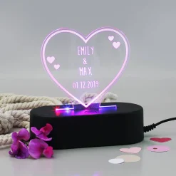 Acryllampe zum Valentinstag in Herzform mit Namen und Datum