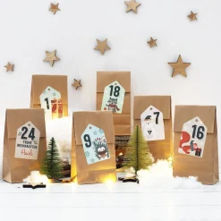 Adventskalender aus 24 Papiertüten und 24 Aufklebern mit Weihnachtsmotiven und Ihrem Wunschnamen