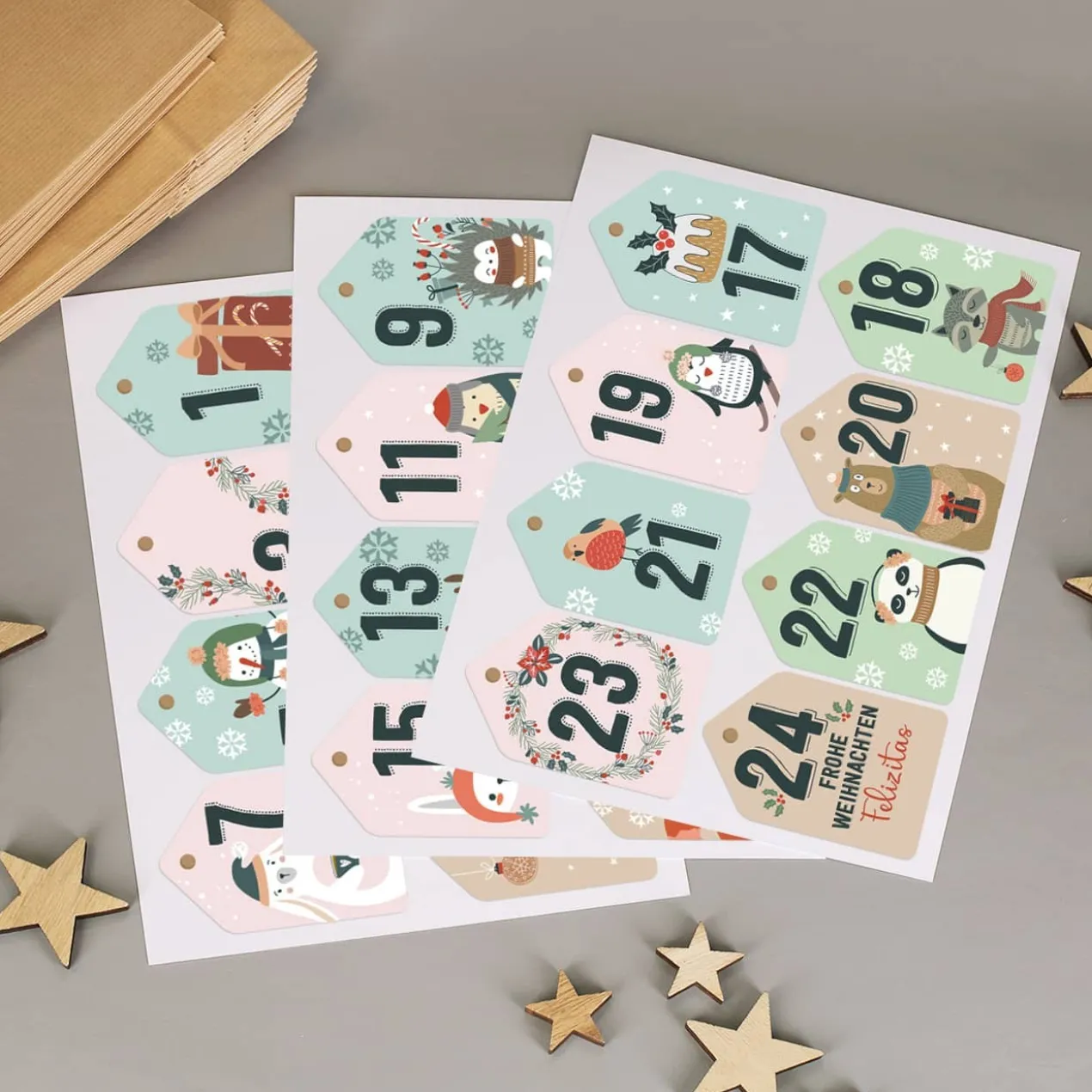 Adventskalender aus 24 Papiertüten und 24 Aufklebern mit Weihnachtsmotiven und Ihrem Wunschnamen