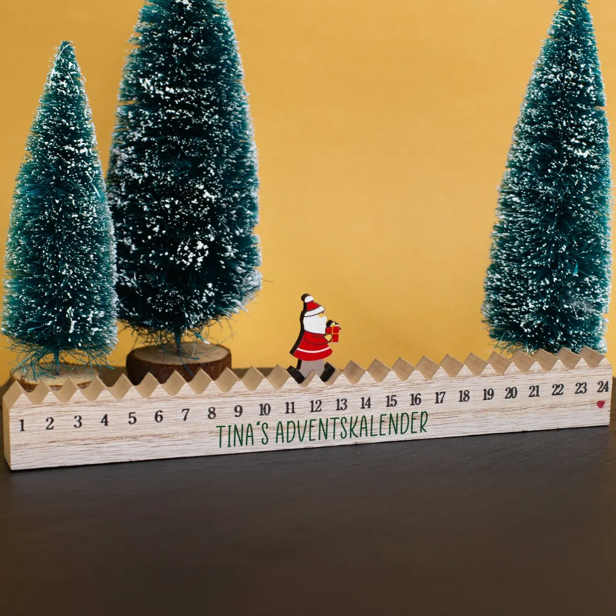 Adventskalender 'Walking Santa' aus Holz mit kleiner Figur | Personalisierbar mit Text