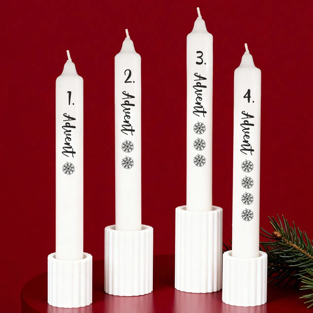Adventskerzen im 4er-Set | Weiße Stabkerzen mit Schneeflocken für Adventskranz & Weihnachtsdeko