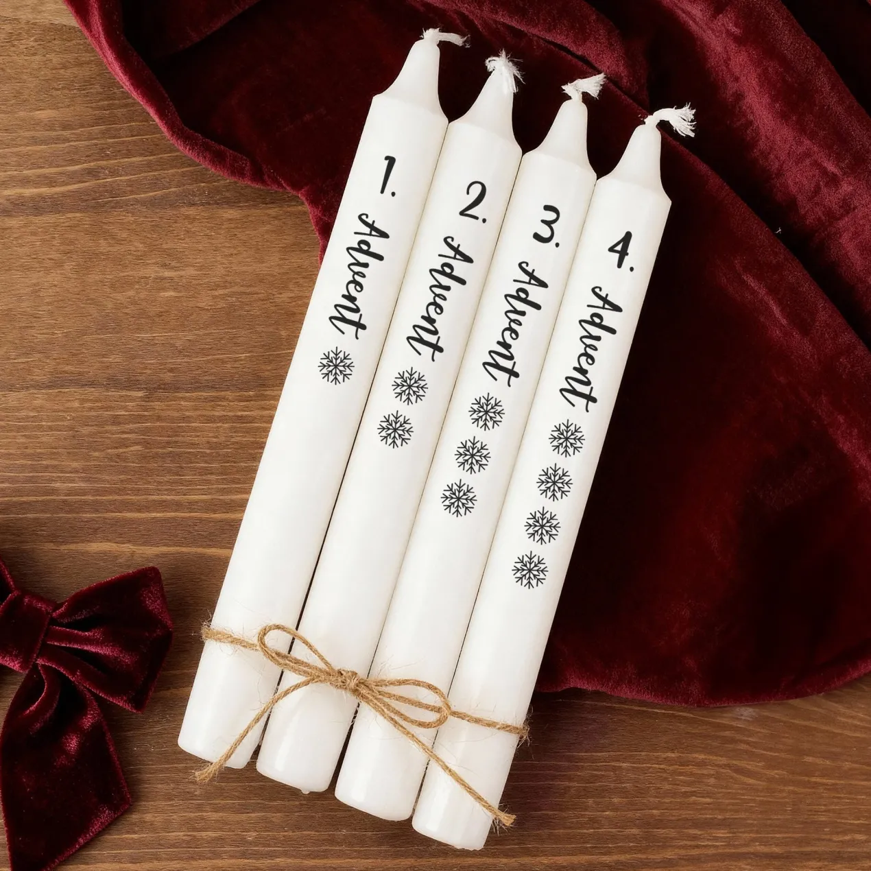 Adventskerzen im 4er-Set | Weiße Stabkerzen mit Schneeflocken für Adventskranz & Weihnachtsdeko