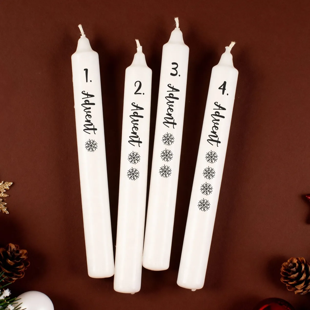 Adventskerzen im 4er-Set | Weiße Stabkerzen mit Schneeflocken für Adventskranz & Weihnachtsdeko