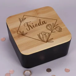 Aufbewahrungsbox mit Spiegel, Ihrem Wunschnamen und Blumenrahmen
