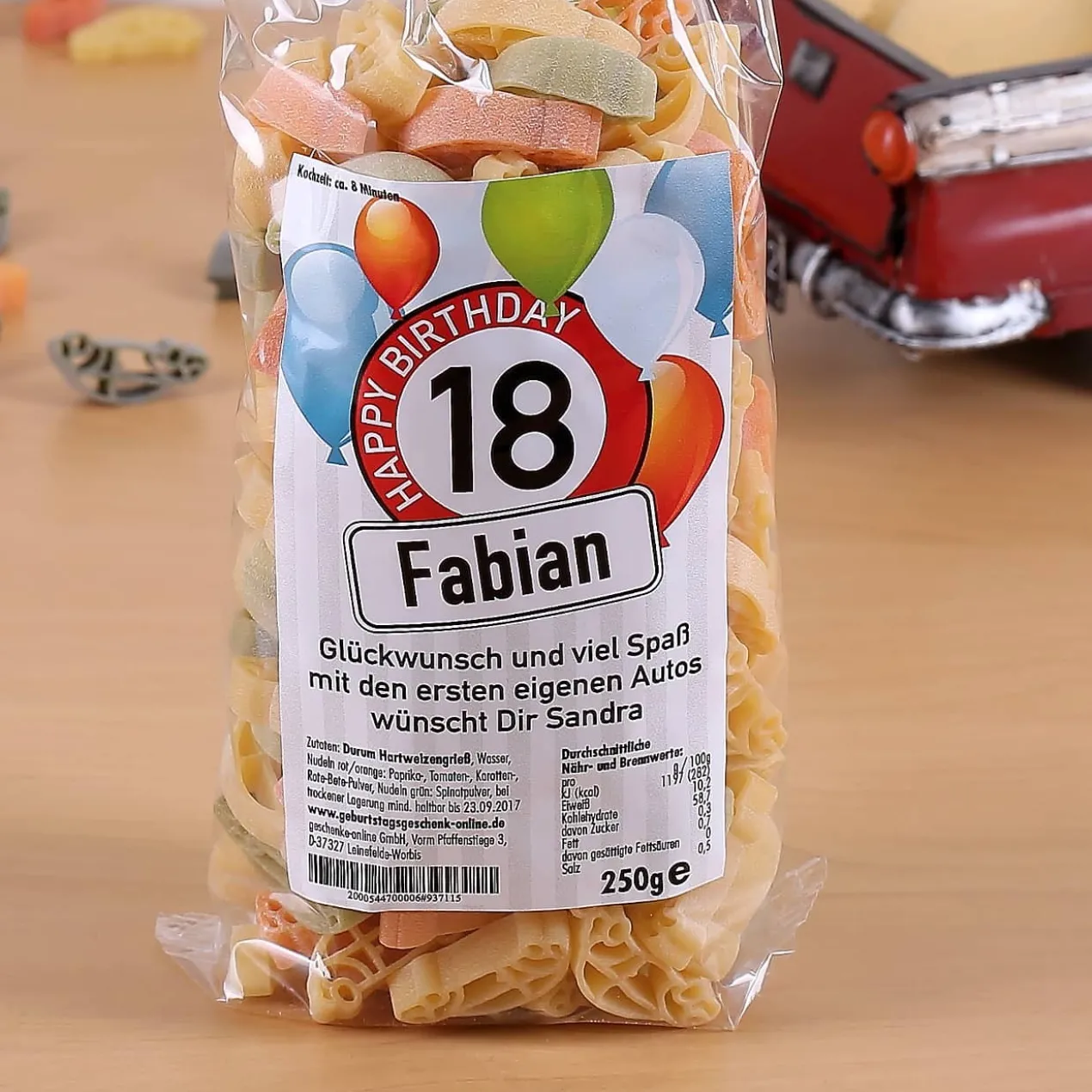 Auto-Nudeln zum 18. Geburtstag mit persönlichem Etikett