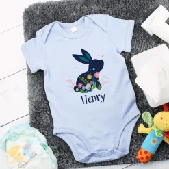 Babybody in pastellrosa mit Name und Osterhase