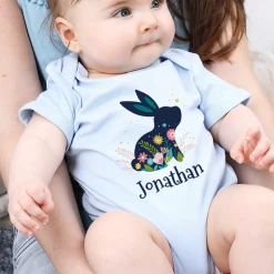 Babybody in pastellrosa mit Name und Osterhase