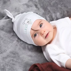 Babymütze in verschiedenen Farben mit Namensaufdruck