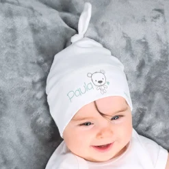 Babymütze in verschiedenen Farben mit Namensaufdruck