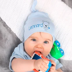 Babymütze in verschiedenen Farben mit Namensaufdruck