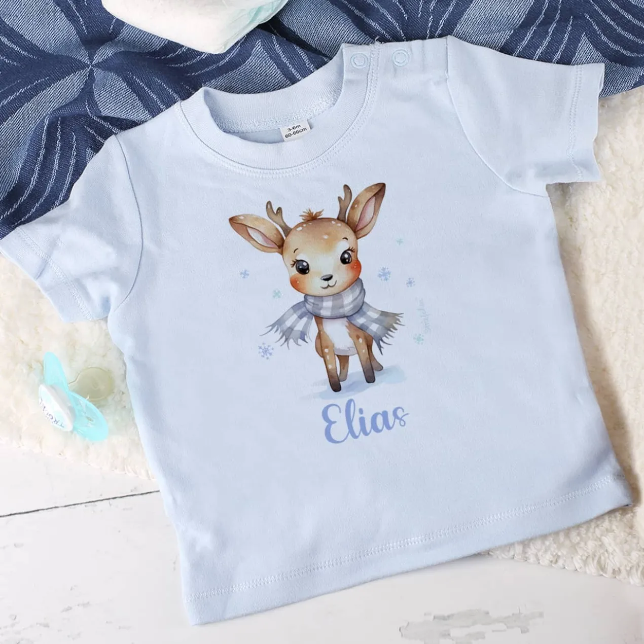 Babyshirt in blau mit niedlichem Rentier und Wunschtext