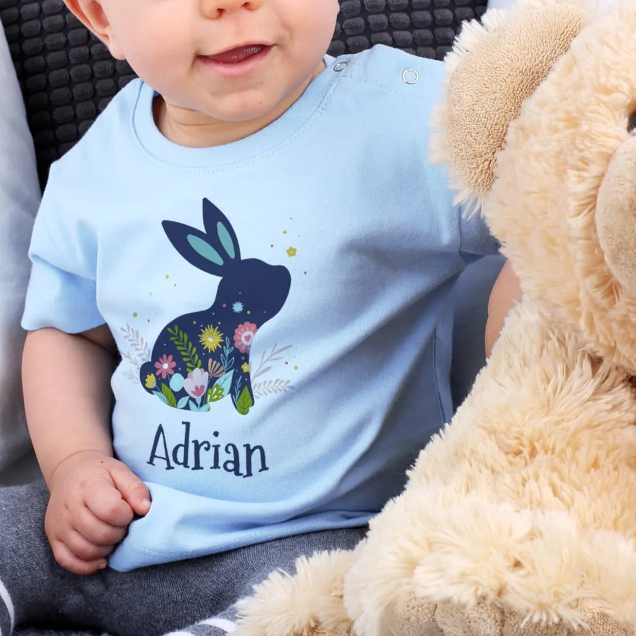 Babyshirt in pastellblau mit Name und Osterhase