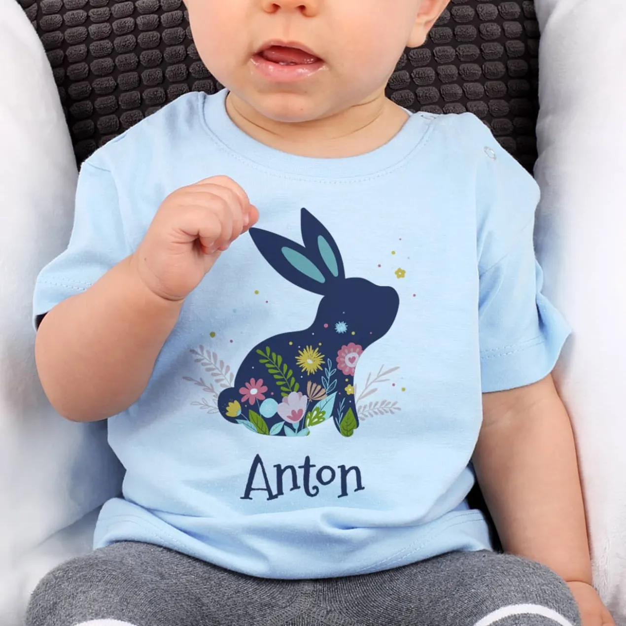 Babyshirt in pastellblau mit Name und Osterhase