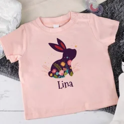 Babyshirt in pastellrosa mit Name und Osterhase