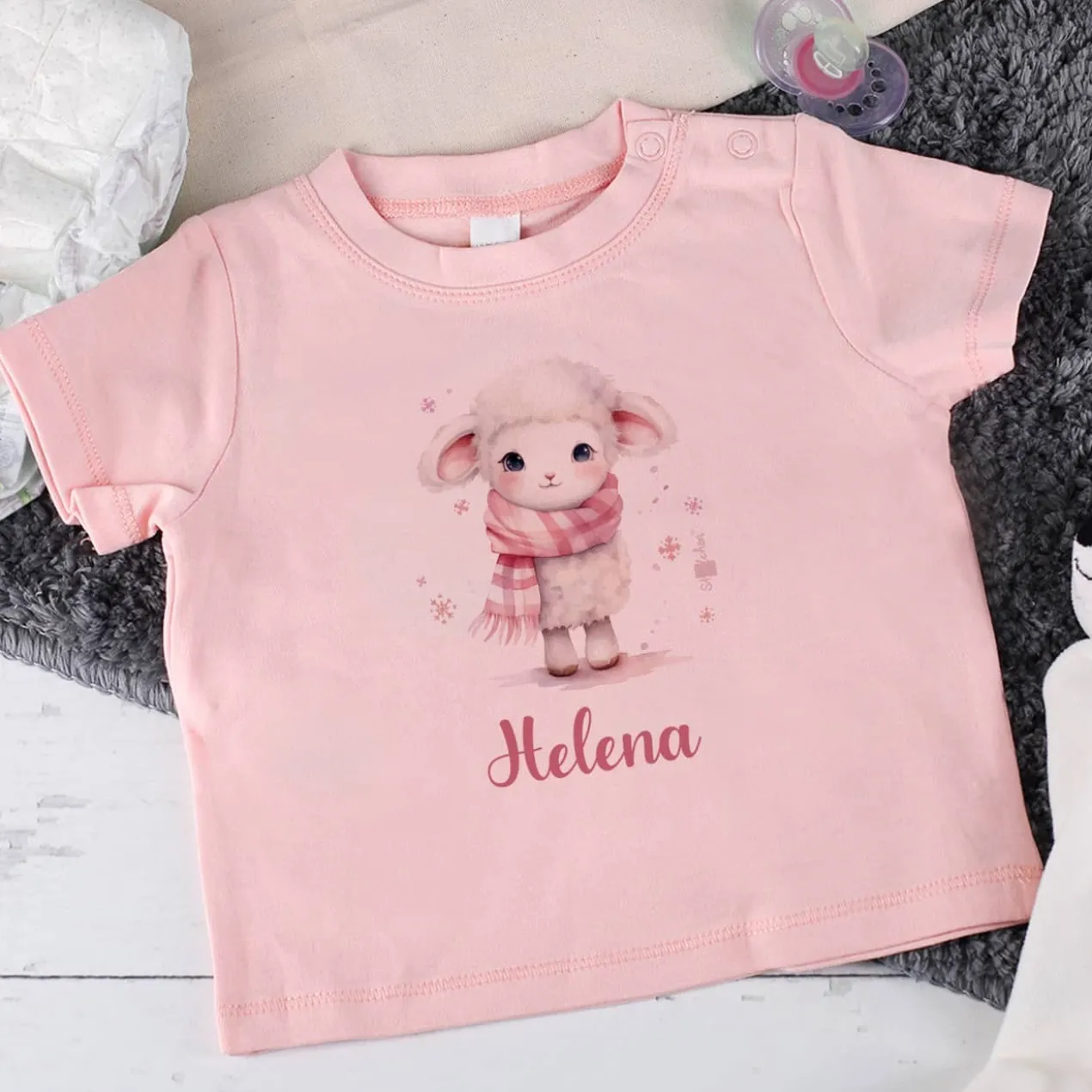 Babyshirt in Rosa mit Schäfchen und Wunschtext