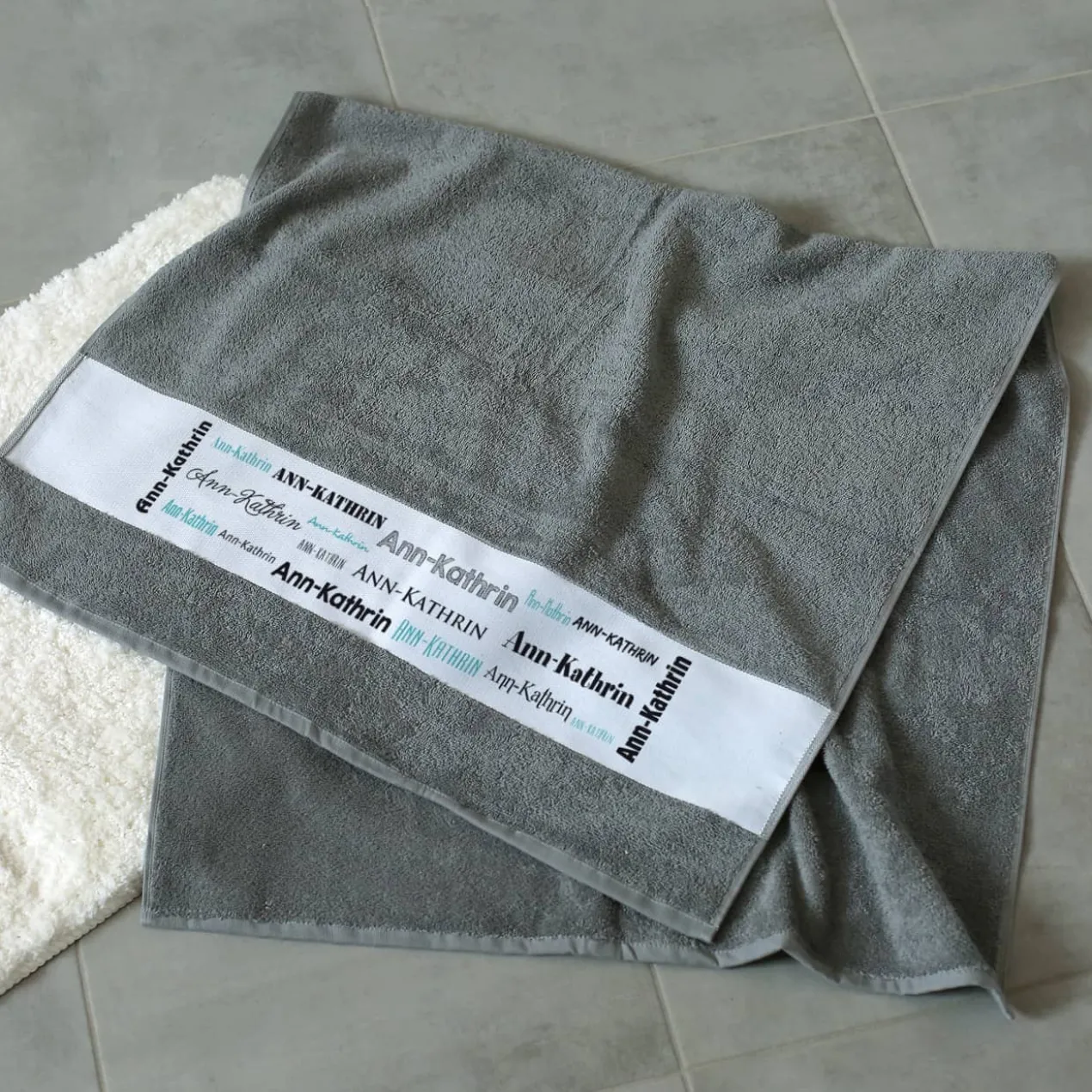 Badetuch mit Ihrem Namen in verschiedenen Schriftarten | 2 Größen wählbar