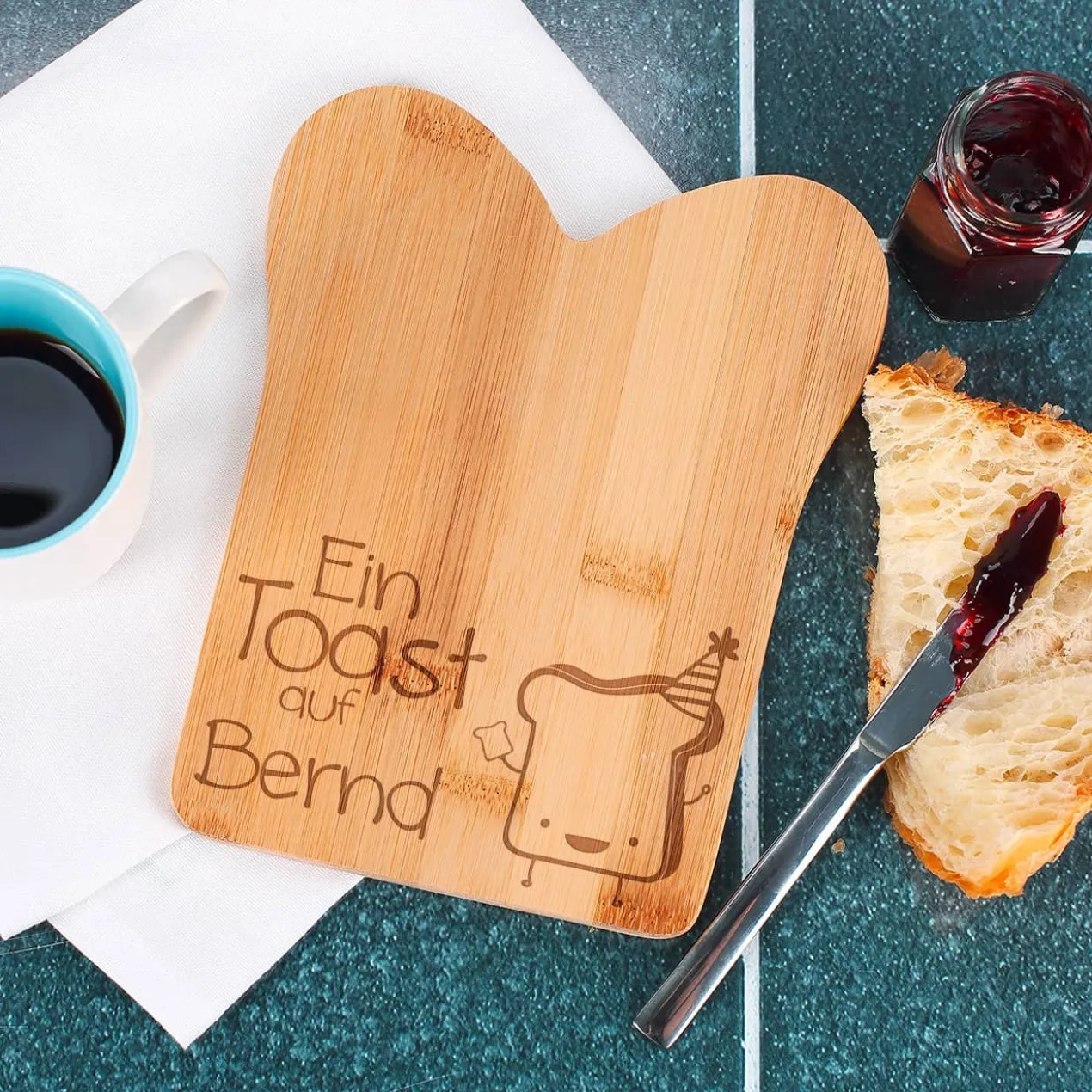 Bambusbrett in Toastform "Ein Toast auf" mit Name