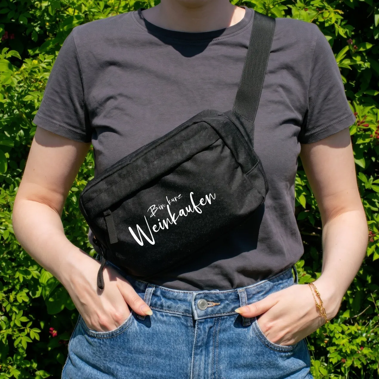 Bauchtasche 'Bin Weinkaufen' in Schwarz & Rosa | Umhängetasche als Geschenk für Frauen & Weinliebhaber