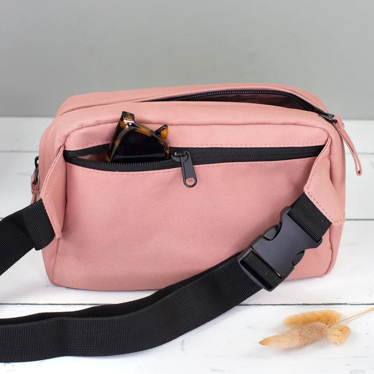 Bauchtasche 'Bin Weinkaufen' in Schwarz & Rosa | Umhängetasche als Geschenk für Frauen & Weinliebhaber