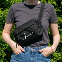 Bauchtasche mit Name personalisiert in schwarz oder rosa | Gürteltasche als Geschenk für Frauen