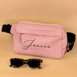 Bauchtasche mit Name personalisiert in schwarz oder rosa | Gürteltasche als Geschenk für Frauen