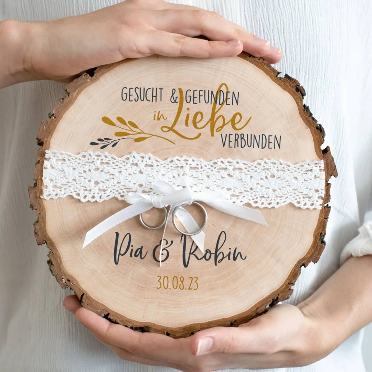 Baumscheibe - Gesucht & Gefunden - als Ringkissen zur Hochzeit mit Namen und Datum