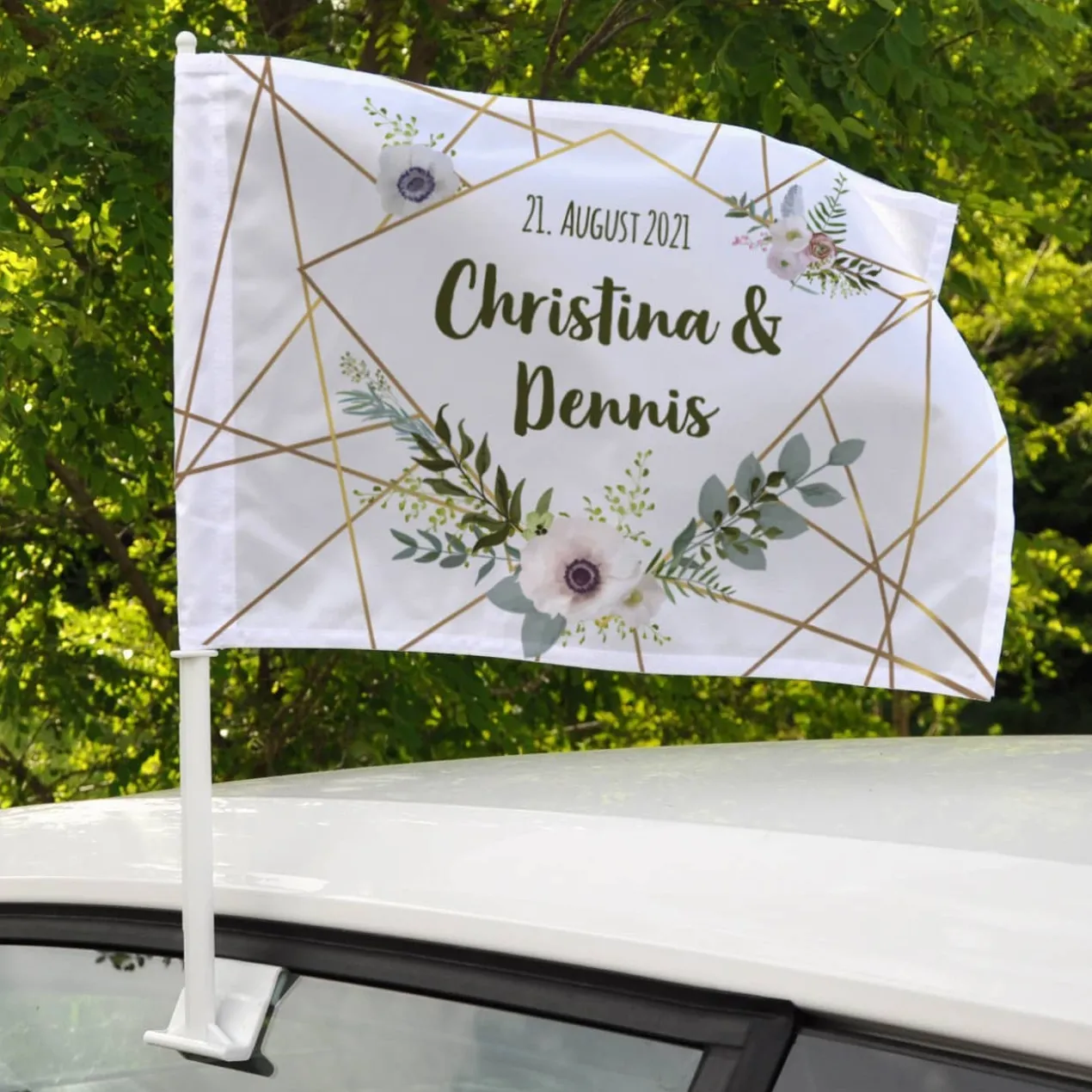 Bedruckte Autofahne zur Hochzeit mit Blüten, Namen und Datum