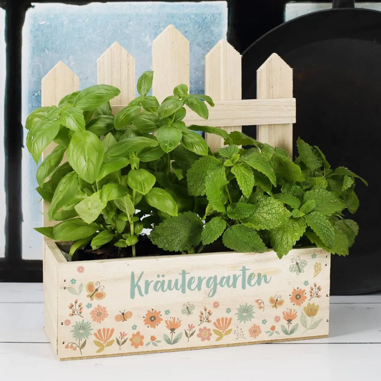 Bedruckter Pflanzkorb mit Zaundetail, buntem Blumenmotiv und Wunschtext