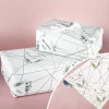 Bedrucktes Geschenkpapier zur Hochzeit mit Blüten Name und Datum