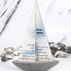 Bedrucktes Segelboot zur Trauer und Gedenken an Verstorbene mit Name und Datum