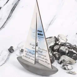 Bedrucktes Segelboot zur Trauer und Gedenken an Verstorbene mit Name und Datum