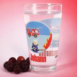Bedrucktes Trinkglas mit Feuerwehrauto und Name
