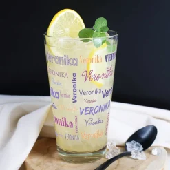 bedrucktes Trinkglas mit Namen in verschiedenen Schriftarten