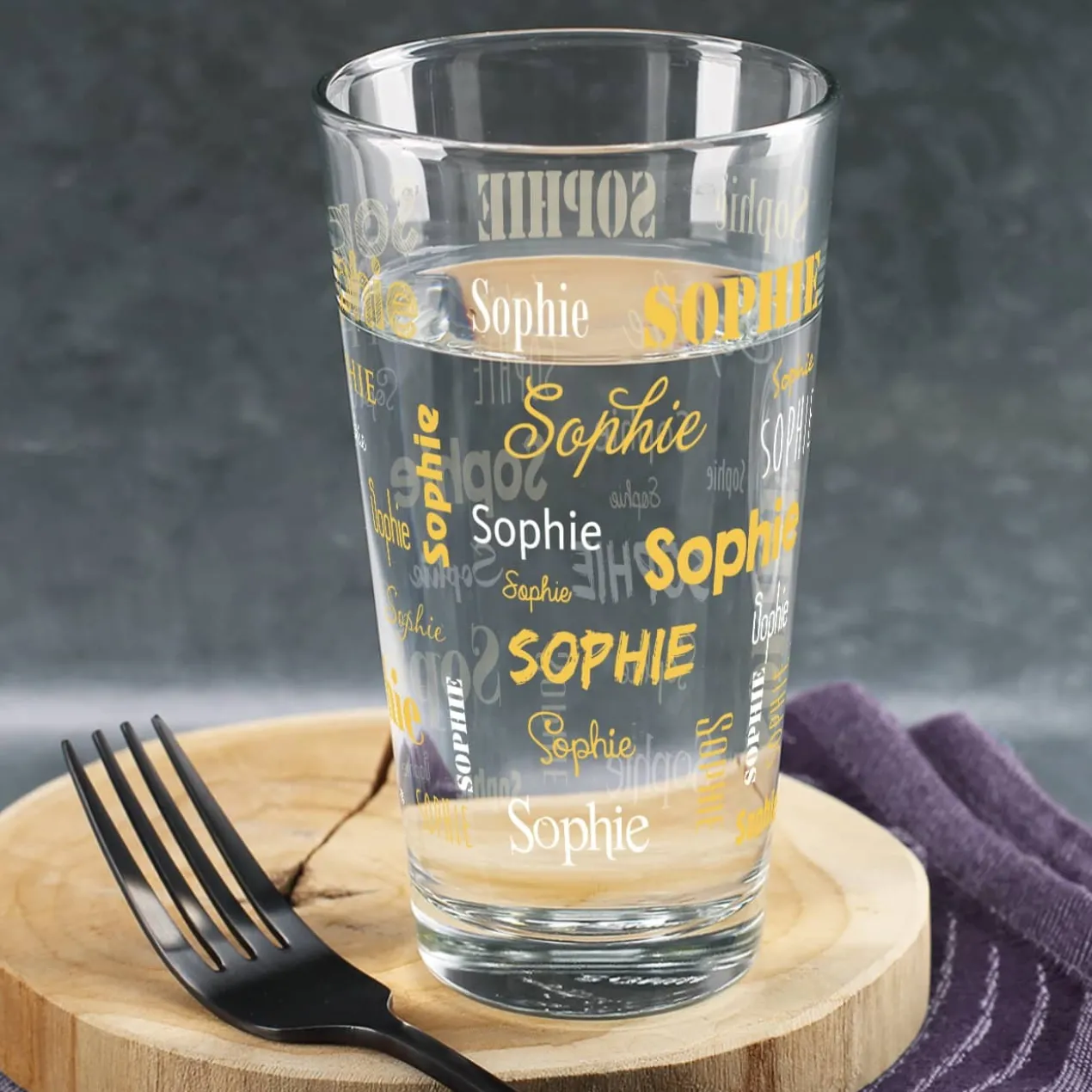 bedrucktes Trinkglas mit Namen in verschiedenen Schriftarten