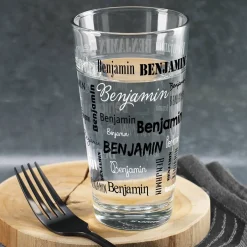bedrucktes Trinkglas mit Namen in verschiedenen Schriftarten