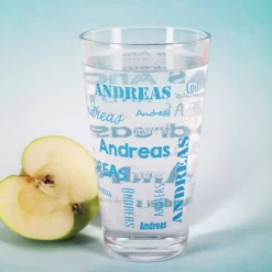 bedrucktes Trinkglas mit Namen in verschiedenen Schriftarten