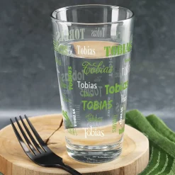 bedrucktes Trinkglas mit Namen in verschiedenen Schriftarten
