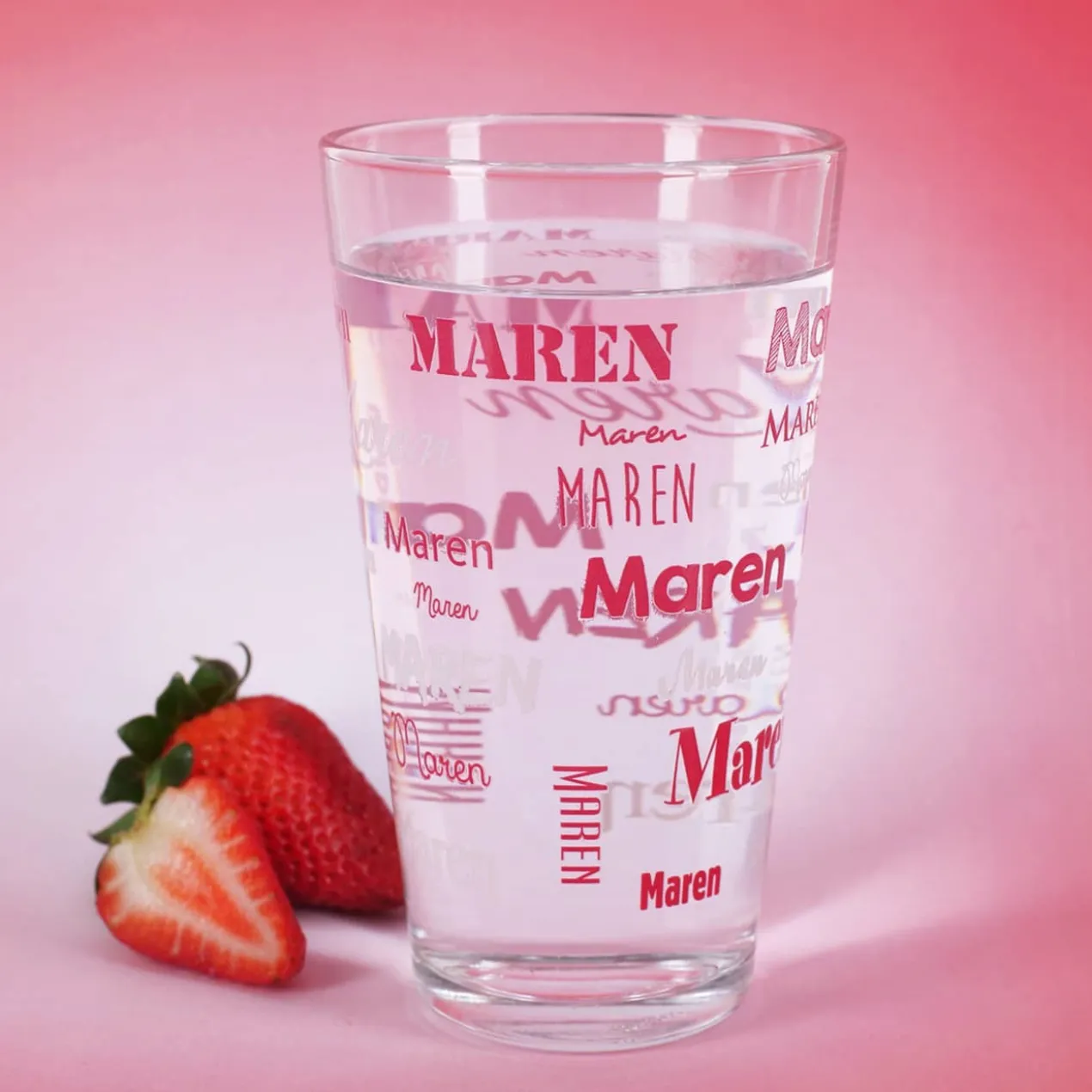 bedrucktes Trinkglas mit Namen in verschiedenen Schriftarten