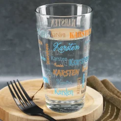 bedrucktes Trinkglas mit Namen in verschiedenen Schriftarten