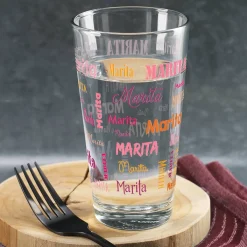 bedrucktes Trinkglas mit Namen in verschiedenen Schriftarten