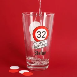 Bedrucktes Trinkglas zum Geburtstag mit Verkehrszeichen