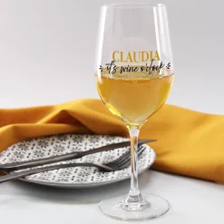 Bedrucktes Weinglas It's wine o'clock mit Name