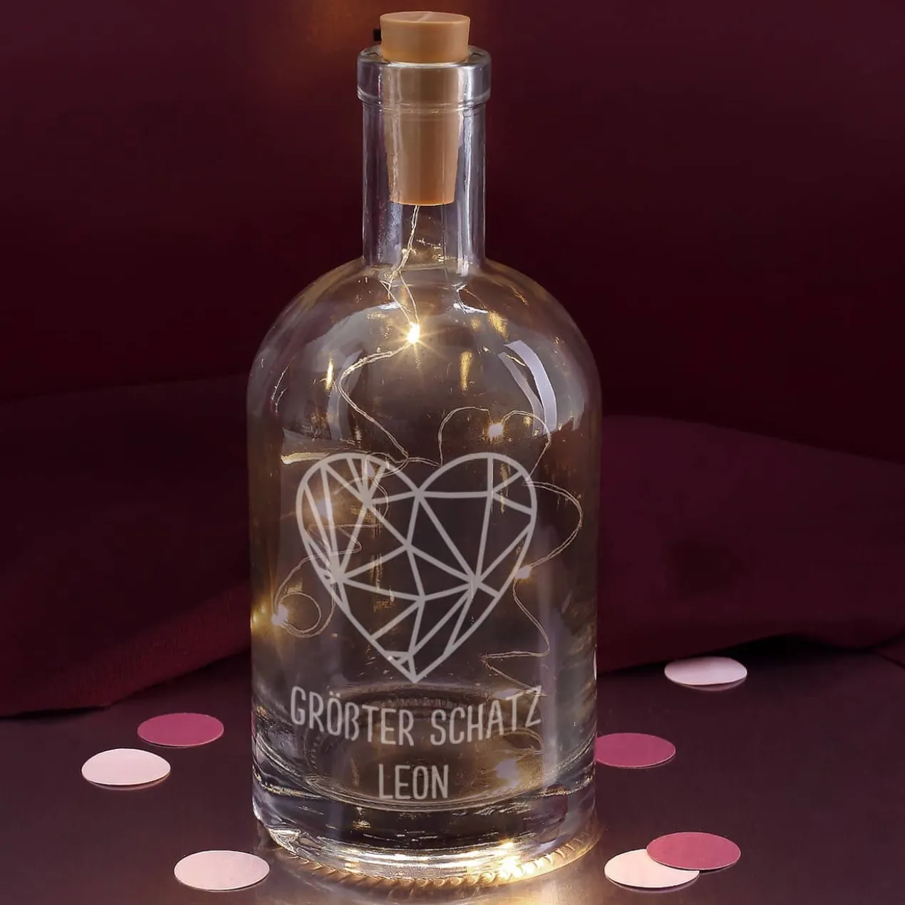 Beleuchtete Karaffe mit polygonalem Herz und Text graviert zum Valentinstag oder Hochzeit