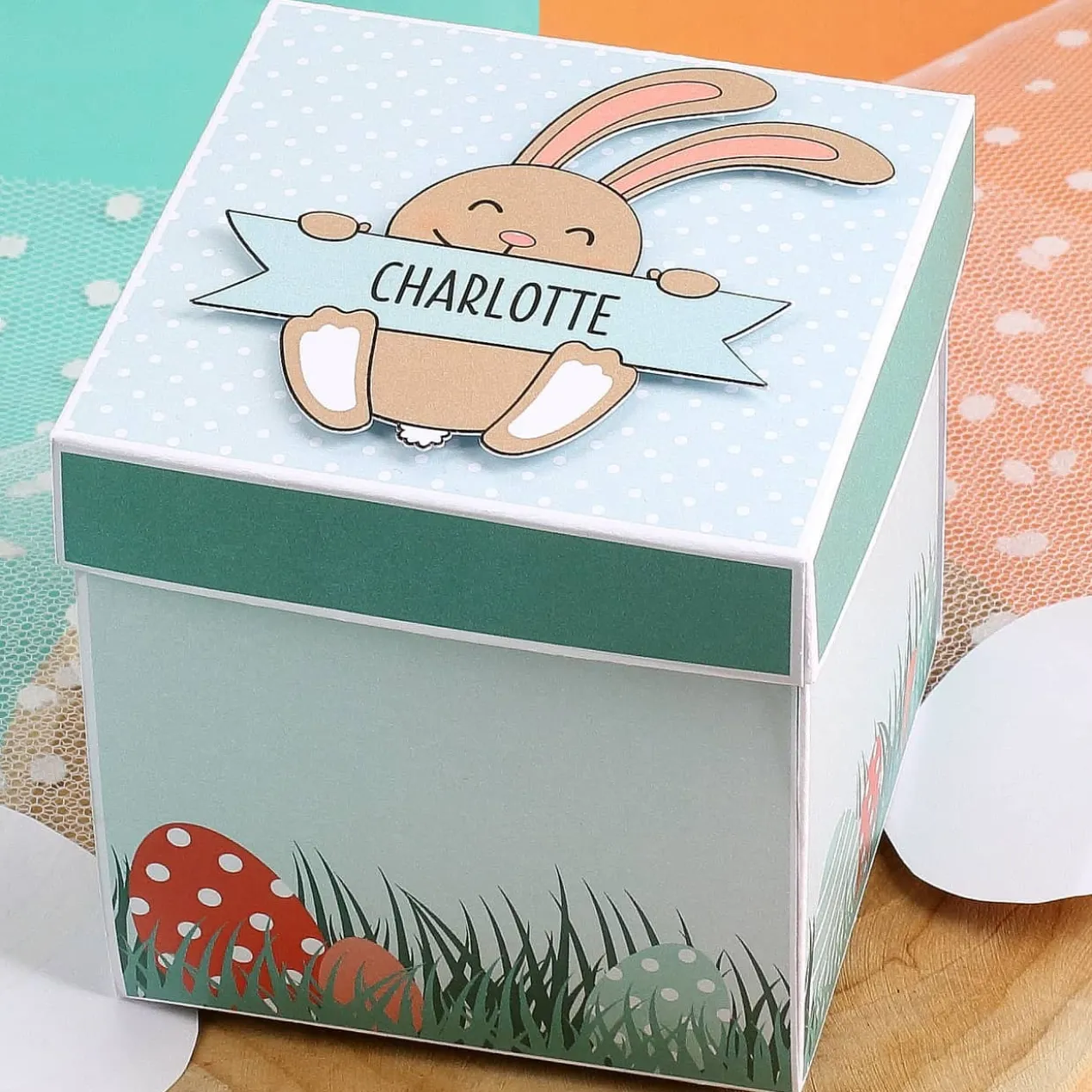 Überraschungsbox zu Ostern mit niedlichem Osterhasen und Ihrem Wunschnamen