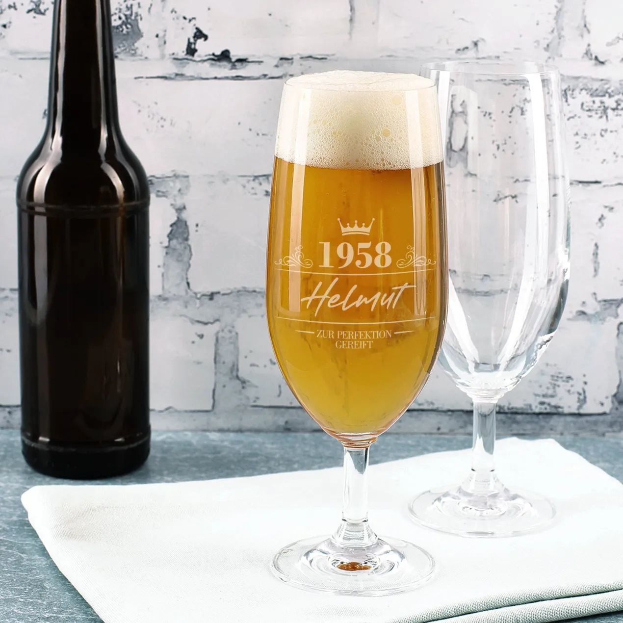 Bierglas von Leonardo mit Name & Geburtsjahr graviert | Pils Glas als Geburtstagsgeschenk für Männer