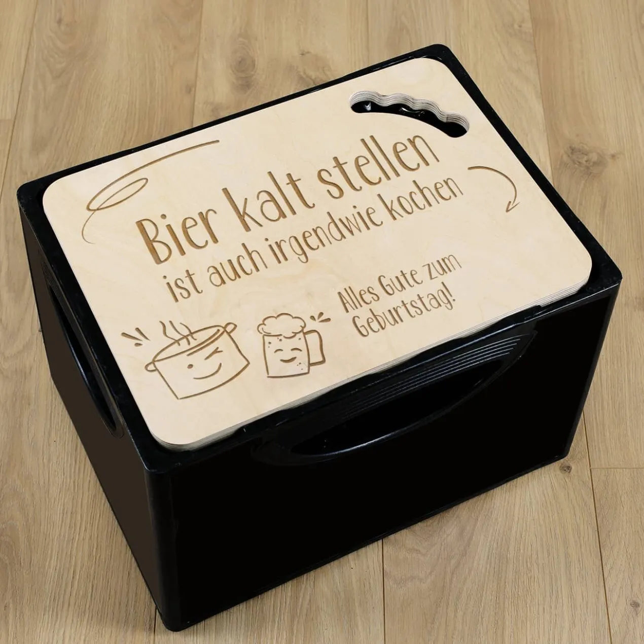 Bier kalt stellen ist wie kochen - Bierkastendeckel als Sitz mit persönlicher Gravur